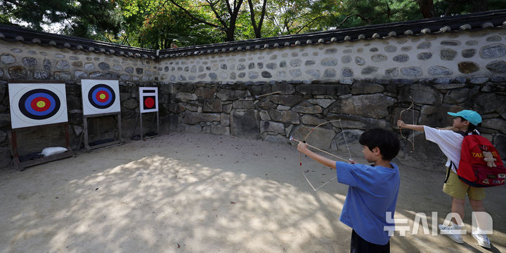 [서울=뉴시스] 홍효식 기자 = 추석 연휴 셋째 날인 26일 서울 중구 남산골한옥마을에서 열린 2026 남산골 추석축제 '남산달빛마당'을 찾은 어린이들이 활쏘기를 하고 있다. 2026.09.26. yesphoto@newsis.com