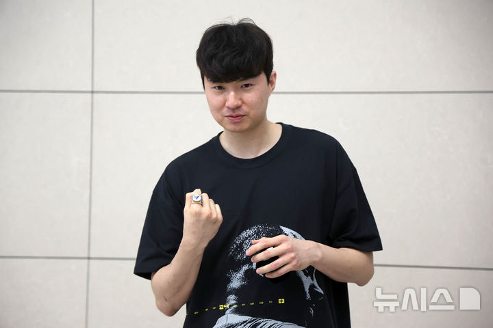 [인천공항=뉴시스] 김선웅 기자 = 농구선수 이현중이 26일 인천국제공항을 통해 미국으로 출국을 앞두고 일본 B리그 나가사키 벨카 우승 챔피언 반지를 들어 보이고 있다. 이현중은 미국에서 올 가을 열리는 NBA 포틀랜드 트레일블레이저스 2026-2027 시즌 트레이닝 캠프에 참가한다. 2026.09.26. mangusta@newsis.com