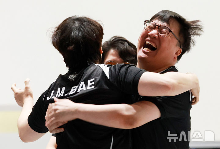 [도코나메(일본)=뉴시스] 이영환 기자 = 26일 오후(현지 시간) 일본 아이치현 도코나메시 아이치 스카이 엑스포에서 열린 2026 아이치·나고야 아시안게임 e스포츠 대전격투 결승 한국과 일본의 경기, 일본을 꺾고 금메달을 획득한 배재민, 연제길, 이광노가 기뻐하고 있다. 2026.09.26. 20hwan@newsis.com