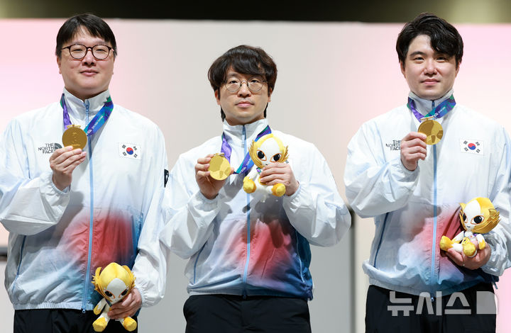 [도코나메(일본)=뉴시스] 이영환 기자 = 26일 오후(현지 시간) 일본 아이치현 도코나메시 아이치 스카이 엑스포에서 열린 2026 아이치·나고야 아시안게임 e스포츠 대전격투 시상식에서 금메달을 획득한 한국 이광노(왼쪽부터), 배재민, 연제길이 포즈를 취하고 있다. 2026.09.26. 20hwan@newsis.com