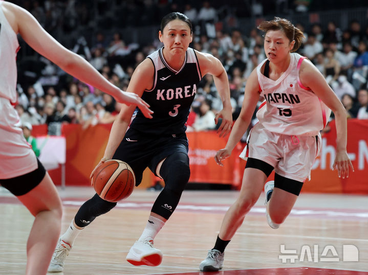 [나고야(일본)=뉴시스] 김금보 기자 = 26일 오후(현지 시간) 일본 아이치현 나고야시에서 열린 2026 아이치·나고야 아시안게임 여자 농구 결승 한국과 일본의 경기, 2쿼터 한국 강이슬이 돌파하고 있다. 2026.09.26. kgb@newsis.com