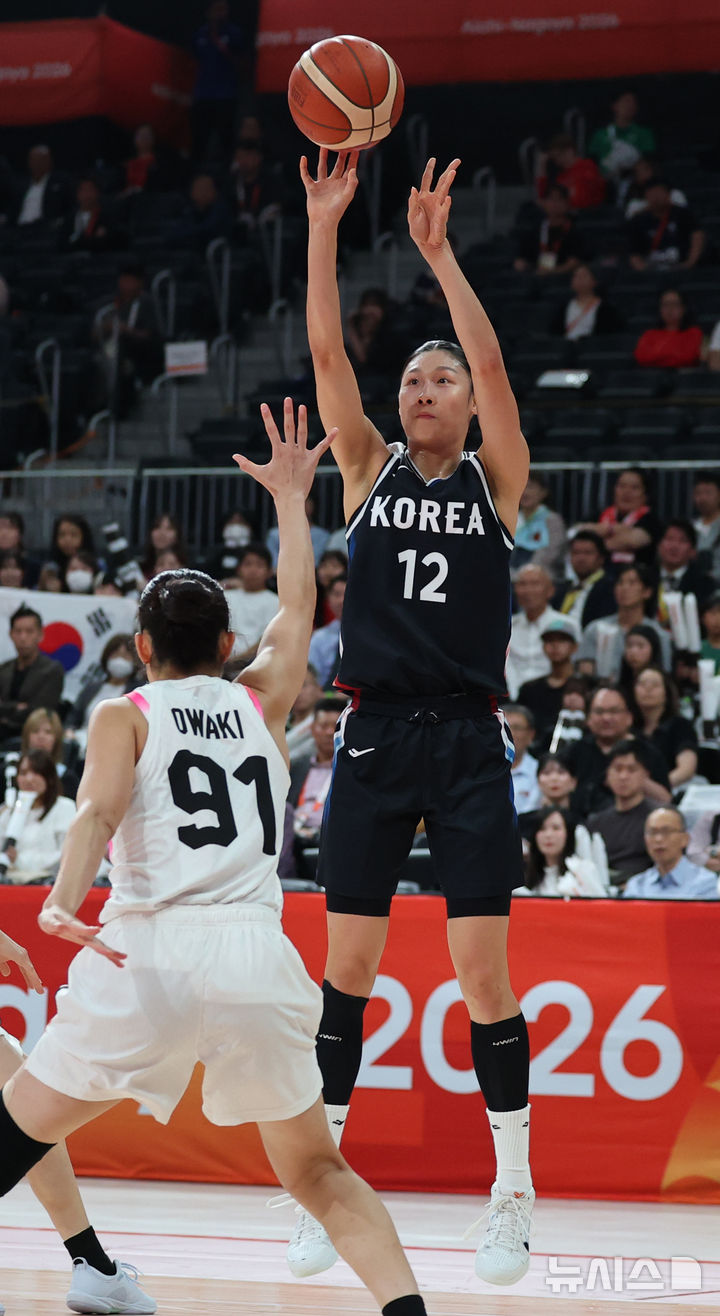[나고야(일본)=뉴시스] 김금보 기자 = 26일 오후(현지 시간) 일본 아이치현 나고야시에서 열린 2026 아이치·나고야 아시안게임 여자 농구 결승 한국과 일본의 경기, 1쿼터 한국 이해란이 3점슛을 하고 있다. 2026.09.26. kgb@newsis.com