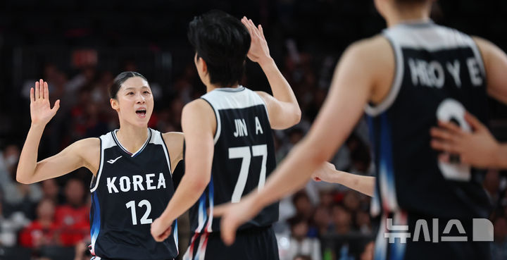 [나고야(일본)=뉴시스] 김금보 기자 = 26일 오후(현지 시간) 일본 아이치현 나고야시에서 열린 2026 아이치·나고야 아시안게임 여자 농구 결승 한국과 일본의 경기, 2쿼터 한국 이해란이 3점슛에 성공한 후 동료들과 하이파이브를 하고 있다. 2026.09.26. kgb@newsis.com