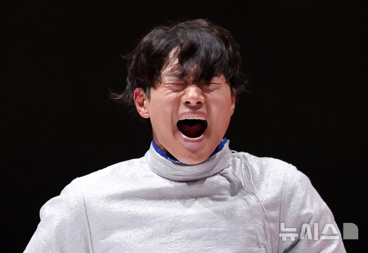 [도코나메(일본)=뉴시스] 황준선 기자 = 26일(현지시간) 일본 아이치현 도코나메시 아이치 스카이 엑스포에서 열린 2026 아이치·나고야 아시안게임 펜싱 사브르 남자 단체 결승전 한국과 일본의 경기, 45-44로 승리를 거둔 대한민국 오상욱이 기뻐하고 있다. 2026.09.26. hwang@newsis.com