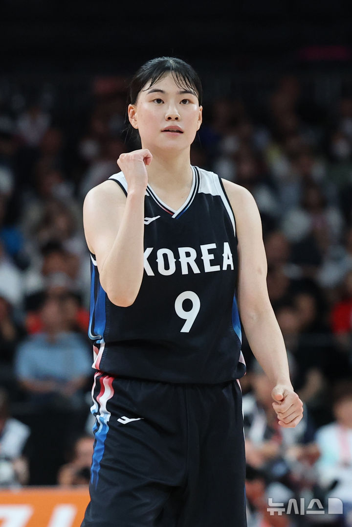 [나고야(일본)=뉴시스] 김금보 기자 = 26일 오후(현지 시간) 일본 아이치현 나고야시에서 열린 2026 아이치·나고야 아시안게임 여자 농구 결승 한국과 일본의 경기, 2쿼터 한국 이소희가 3점슛 성공으로 쿼터를 마무리하며 세리머니를 하고 있다. 2026.09.26. kgb@newsis.com
