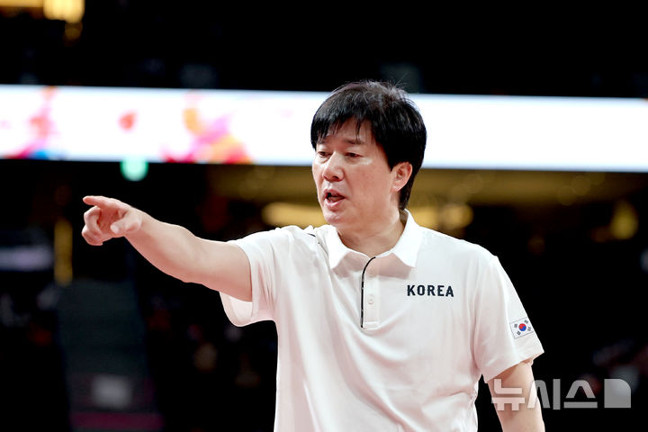 [나고야(일본)=뉴시스] 김금보 기자 = 26일 오후(현지 시간) 일본 아이치현 나고야시에서 열린 2026 아이치·나고야 아시안게임 여자 농구 결승 한국과 일본의 경기, 3쿼터 한국 박수호 감독이 작전지시를 하고 있다. 2026.09.26. kgb@newsis.com