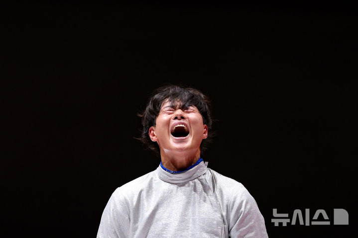 [도코나메(일본)=뉴시스] 황준선 기자 = 26일(현지시간) 일본 아이치현 도코나메시 아이치 스카이 엑스포에서 열린 2026 아이치·나고야 아시안게임 펜싱 사브르 남자 단체 결승전 한국과 일본의 경기, 45-44로 승리를 거둔 대한민국 오상욱이 포효하고 있다. 2026.09.26. hwang@newsis.com