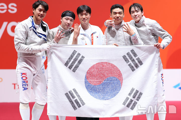 [도코나메(일본)=뉴시스] 황준선 기자 = 26일(현지시간) 일본 아이치현 도코나메시 아이치 스카이 엑스포에서 열린 2026 아이치·나고야 아시안게임 펜싱 사브르 남자 단체 결승전 시상식에서 금메달을 차지한 대한민국 선수들이 기념촬영 하고 있다. 2026.09.26. hwang@newsis.com
