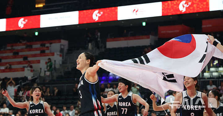 [나고야(일본)=뉴시스] 김금보 기자 = 26일 오후(현지 시간) 일본 아이치현 나고야시에서 열린 2026 아이치·나고야 아시안게임 여자 농구 결승, 한국과 일본의 경기에서 한국이 75-70으로 승리하며 금메달을 차지했다. 주장 강이슬과 선수들이 태극기를 들고 환호하고 있다. 2026.09.26. kgb@newsis.com