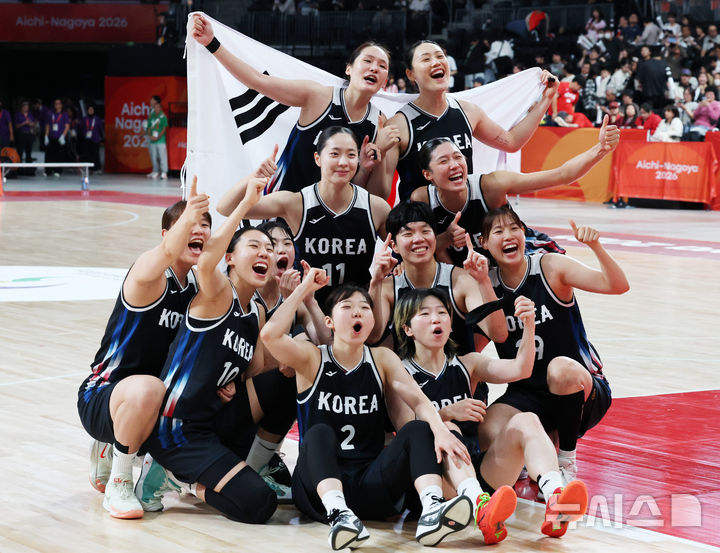 [나고야(일본)=뉴시스] 김금보 기자 = 26일 오후(현지 시간) 일본 아이치현 나고야시에서 열린 2026 아이치·나고야 아시안게임 여자 농구 결승 한국과 일본의 경기, 75-70으로 일본을 꺾고 금메달을 확정지은 한국 선수들이 기념촬영을 하고 있다. 2026.09.26. kgb@newsis.com