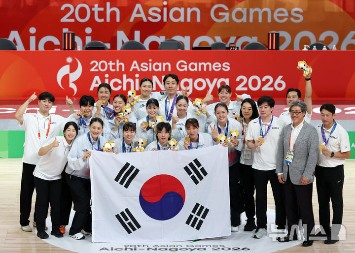 [나고야(일본)=뉴시스] 이영환 기자 = 26일 오후(현지 시간) 일본 아이치현 나고야시에서 열린 2026 아이치·나고야 아시안게임 여자 농구 결승 한국과 일본의 경기에서 75-70으로 일본을 꺾고 금메달을 획득한 한국 선수단이 기념촬영을 하고 있다. 2026.09.26. 20hwan@newsis.com