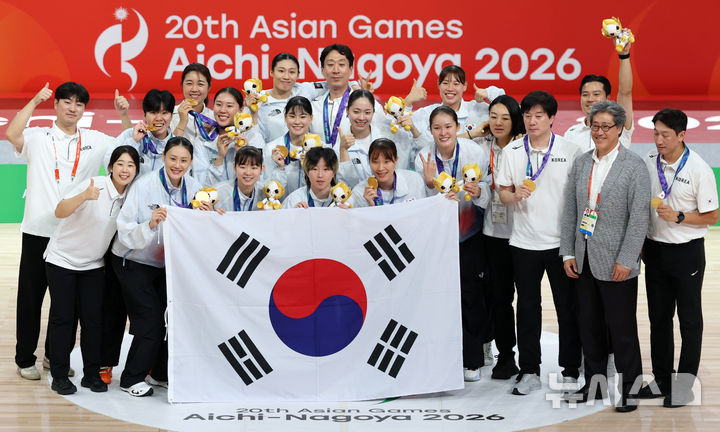 [나고야(일본)=뉴시스] 이영환 기자 = 26일 오후(현지 시간) 일본 아이치현 나고야시에서 열린 2026 아이치·나고야 아시안게임 여자 농구 결승 한국과 일본의 경기에서 75-70으로 일본을 꺾고 금메달을 획득한 한국 선수단이 기념촬영을 하고 있다. 2026.09.26. 20hwan@newsis.com