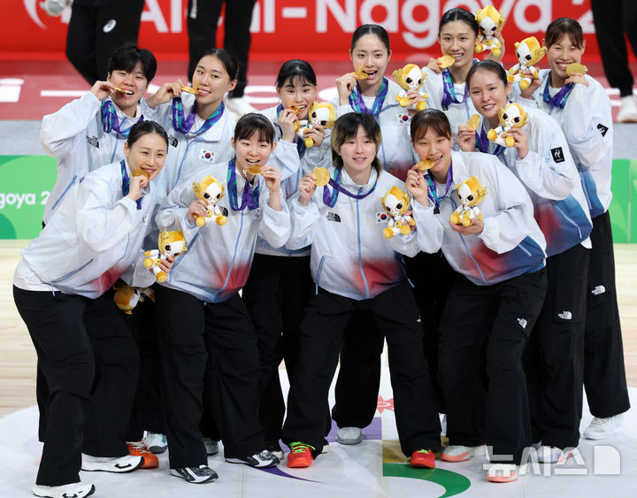 [나고야(일본)=뉴시스] 이영환 기자 = 26일 오후(현지 시간) 일본 아이치현 나고야시에서 열린 2026 아이치·나고야 아시안게임 여자 농구 결승 한국과 일본의 경기에서 75-70으로 일본을 꺾고 금메달을 획득한 한국 선수단이 기념촬영을 하고 있다. 2026.09.26. 20hwan@newsis.com