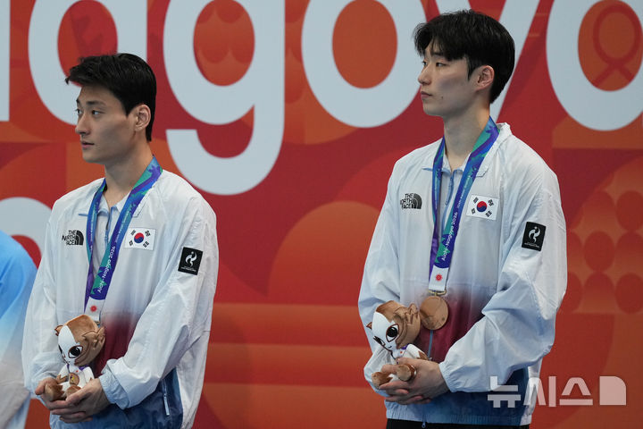 [도쿄=AP/뉴시스] 신정휘-김영택이 27일 일본 도쿄 아쿠아틱스센터에서 열린 2026 아이치·나고야 아시안게임 다이빙 남자 싱크로 10m 플랫폼에서 동메달을 딴 뒤 시상식에 참석하고 있다. 2026.09.27