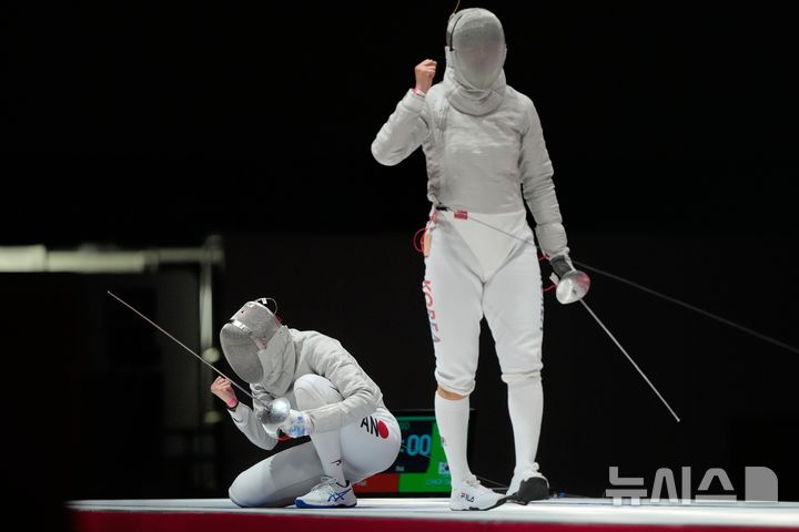 [나고야=AP/뉴시스] 펜싱 국가대표 전하영(오른쪽), 2026 아이치·나고야 아시안게임 펜싱 여자 사브르 단체전 우승. 2026.09.27.
