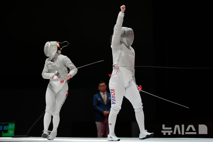 [도코나메=AP/뉴시스] 펜싱 여자 사브르 국가대표 전하영(오른쪽)이 27일 일본 아이치현 도코나메의 아이치 스카이 엑스포에서 열린 2026 아이치·나고야 아시안게임 펜싱 여자 사브르 단체전 결승에서 일본을 상대로 득점을 낸 뒤 기뻐하고 있다. 2026.09.27.