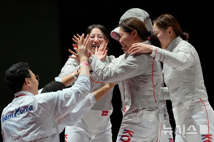 [도코나메=AP/뉴시스] 펜싱 여자 사브르 국가대표 선수들이 27일 일본 아이치현 도코나메의 아이치 스카이 엑스포에서 열린 2026 아이치·나고야 아시안게임 펜싱 여자 사브르 단체전 결승에서 일본을 상대로 승리를 확정한 뒤 기뻐하고 있다. 2026.09.27.