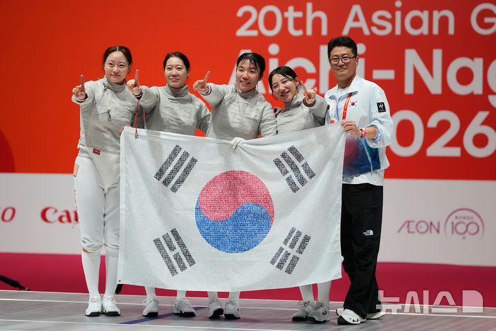 [도코나메=AP/뉴시스] 펜싱 여자 사브르 국가대표 선수들이 27일 일본 아이치현 도코나메의 아이치 스카이 엑스포에서 열린 2026 아이치·나고야 아시안게임 펜싱 여자 사브르 단체전 결승에서 일본을 꺾고 우승을 확정한 뒤 태극기를 들어보이고 있다. 2026.09.27.