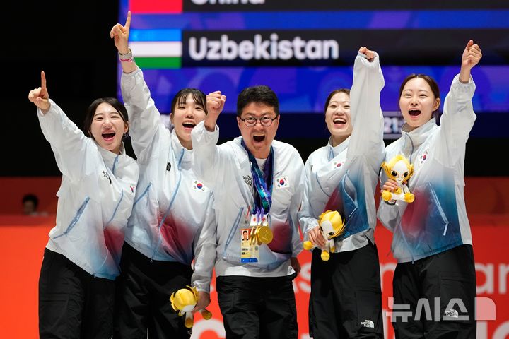 [도코나메=AP/뉴시스] 펜싱 여자 사브르 국가대표 선수들이 27일 일본 아이치현 도코나메의 아이치 스카이 엑스포에서 열린 2026 아이치·나고야 아시안게임 펜싱 여자 사브르 단체전 결승에서 일본을 꺾고 우승을 확정, 금메달을 목에 걸고 기뻐하고 있다. 2026.09.27.