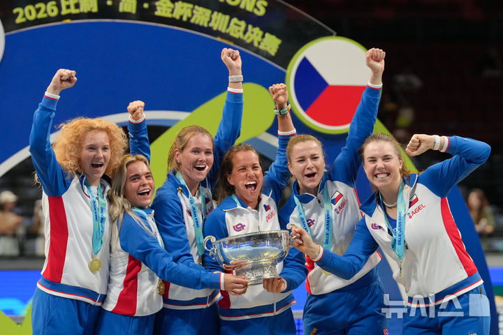 [선전=AP/뉴시스] 체코 여자 테니스 대표팀이 27일(현지 시간) 중국 선전에서 열린 2026 빌리진킹컵 결승에서 우크라이나를 꺾고 우승한 뒤 기뻐하고 있다. 2026.09.27