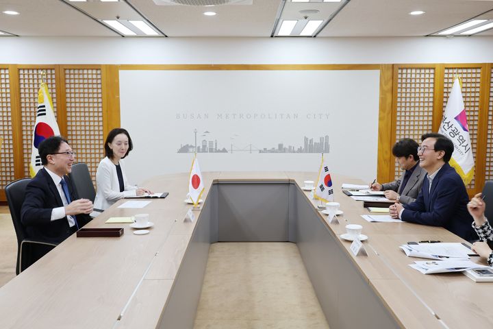 [부산=뉴시스] 전재수 부산시장이 오스카 츠요시 주부산일본국총영사를 만나 부산과 일본 간 관광·문화 교류와 해양·항만·물류 분야 협력 확대 방안을 논의했다. (사진=부산시 제공) 2026.09.27 photo@newsis.com *재판매 및 DB 금지