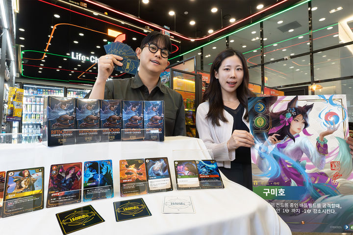 세븐일레븐은 국내 점유율 1위 게임 '리그 오브 레전드(LoL)'의 세계관을 담은 첫 공식 실물 트레이딩 카드 '리프트바운드 오리진(Riftbound Origin)' 한국어판을 한정 수량으로 선보였다고 27일 밝혔다. *재판매 및 DB 금지