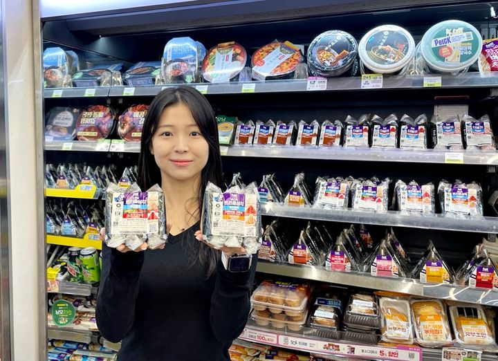 CU는 3가지 맛을 한 번에 즐길 수 있는 '트리플 삼각김밥'이 인기를 끌고 있다고 27일 밝혔다. *재판매 및 DB 금지