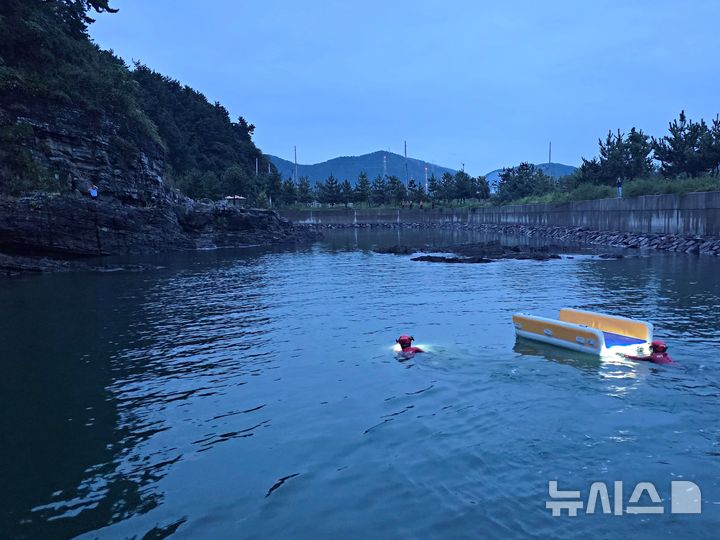 사천서 치매환자 찾던 경찰관 2명 갯바위 고립…해경 구조