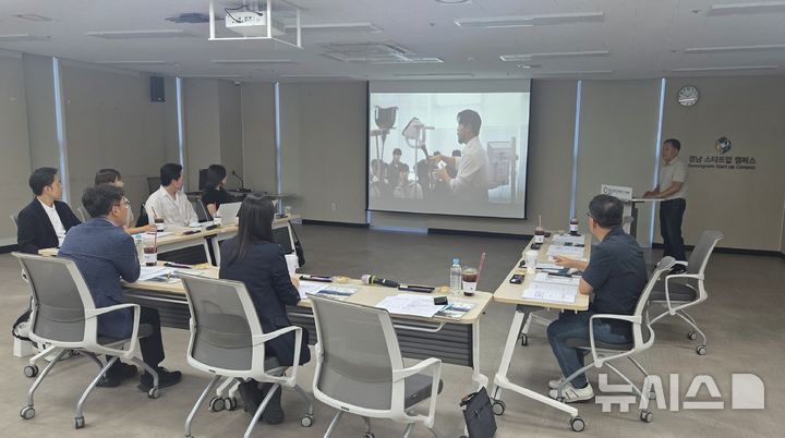 [창원=뉴시스]경남도와 경남창조경제혁신센터가 공동 추진하는 '경남 자원연계형 로컬창업 활성화 지원사업' 중간보고회가 지난 23일 오전 경남창조경제혁신센터 회의실에서 열리고 있다.(사진=경남도 제공) 2026.09.27. photo@newsis.com