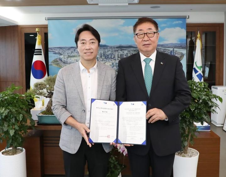 [서울=뉴시스] 지난 23일 열린 업무연속성 국제표준 인증서 수여식. 왼쪽부터 김경대 용산구청장, 김철 시스템코리아 인증원장. (사진=용산구 제공) 2026.09.27. photo@newsis.com *재판매 및 DB 금지