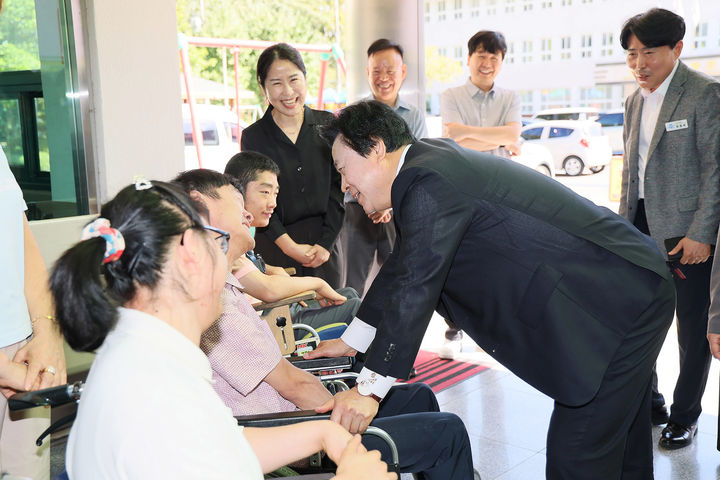 [창원=뉴시스] 강경국 기자 = 강기윤 경남 창원시장이 지난 23일 한가위를 앞두고 장애인 복지시설인 풀잎마을을 방문해 이용자들의 안부를 묻고 있다. (사진=창원시청 제공). 2026.09.27. photo@newsis.com *재판매 및 DB 금지