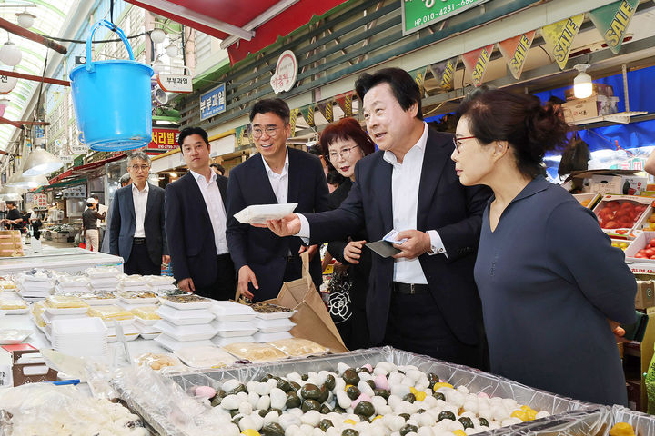 [창원=뉴시스] 강경국 기자 = 강기윤 경남 창원시장이 지난 23일 한가위를 앞두고 가음정시장을 방문해 성수품을 구입하고 있다. (사진=창원시청 제공). 2026.09.27. photo@newsis.com *재판매 및 DB 금지