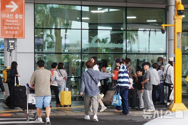 [제주=뉴시스] 양영전 기자 = 추석 연휴 마지막 날인 27일 오전 제주국제공항 3층 출발장이 귀성객들과 관광객들로 붐비고 있다. 2026.09.27. 0jeoni@newsis.com 