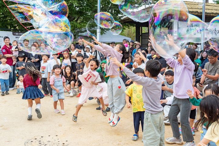 [예천=뉴시스] '2026 예천 삼강나루주막축제'에서 버블쇼가 진행되고 있다. (사진=예천군 제공) 2026.09.27. photo@newsis.com *재판매 및 DB 금지