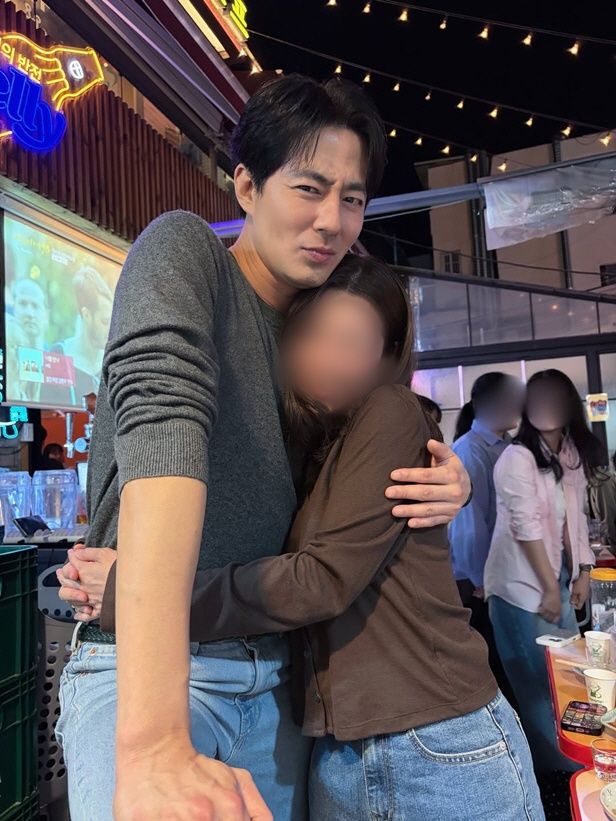 [서울=뉴시스] 조인성과 김기방 아내의 모습. (사진=인스타그램) 2026.09.27. photo@newsis.com *재판매 및 DB 금지