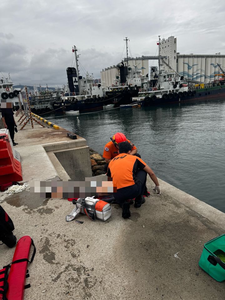 [부산=뉴시스] 27일 오전 부산 동구 부산항국제여객터미널 4부두 앞바다에 60대 여성이 빠졌다는 낚시객의 신고가 119에 접수됐다. (사진=부산소방재난본부 제공) 2026.09.27 photo@newsis.com *재판매 및 DB 금지