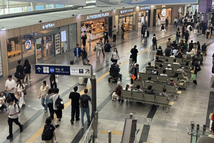 [대구=뉴시스] 이상제 기자 = 추석 연휴 마지막 날인 27일 오후 대구 동대구역에서 시민들이 각자의 일터와 생활 터전으로 돌아가기 위해 발걸음을 재촉하고 있다. 2026.09.27. king@newsis.com  *재판매 및 DB 금지