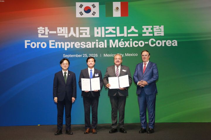 [서울=뉴시스] HS효성은 25일(현지시간) 한-멕시코 경제사절단의 멕시코 방문 일정 중 멕시코시티 월드트레이드센터에서 열린 한·멕시코 비즈니스포럼 양해각서(MOU) 체결식에서 산루이스포토시주 정부와 2027년부터 대규모 현지 생산기지 투자를 추진하는 내용의 투자 MOU​를 체결했다. 사진은 이날 협약식에 참석한 (왼쪽부터) 김정관 산업통상부 장관, 성낙양 HS효성첨단소재 대표이사, 마리오 가르시아 발데스(Mario García Valdez) 산루이스포토시주 경제개발부 장관, 마르셀로 에브라르드(Marcelo Ebrard) 멕시코 경제부 장관 모습. (사진=HS효성 제공) 2026.09.27 photo@newsis.com *재판매 및 DB 금지