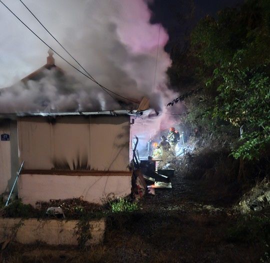 [보은=뉴시스] 27일 오후 7시17분께 충북 보은군 마로면 소여리 한 단독주택에서 불이 나 소방당국이 진화 작업을 벌이고 있다. (사진=보은소방서 제공) 2026.09.27.photo@newsis.com *재판매 및 DB 금지