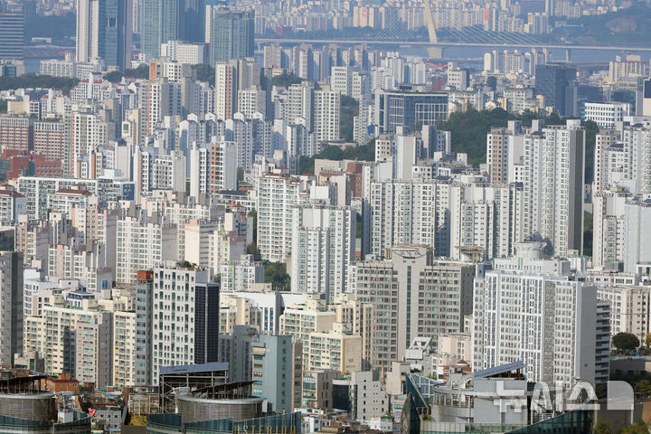[서울=뉴시스] 고승민 기자 = 서울 아파트 전세가가 2년 새 8천만원이 오르고 월세는 24.3% 오른 것으로 알려진 27일 서울 남산에서 바라본 시내 아파트 모습. 한국부동산원에 따르면 지난달 서울 아파트 평균 전세가는 6억3천662만8천원으로 2024년 8월 5억5천394만6천원 대비 8천268만2천원(14.9%) 상승했다. 월세는 2년 전 132만원에서 지난달 164만1천원으로 24.3%(32만1천원) 상승했다.2026.09.27. kkssmm99@newsis.com