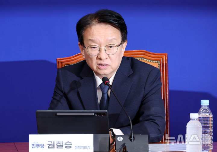 [서울=뉴시스] 최진석 기자 = 권칠승 더불어민주당 정책위의장이 27일 여의도 국회에서 추석민심 관련 기자간담회를 하고 있다. 2026.09.27. myjs@newsis.com
