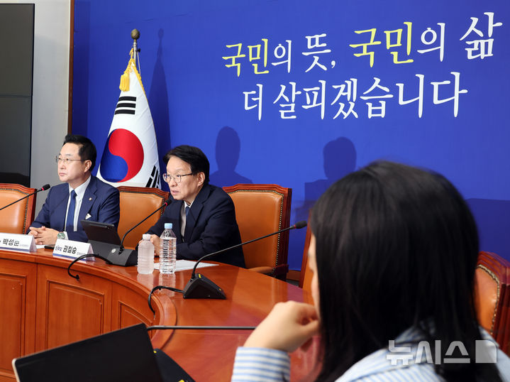 [서울=뉴시스] 최진석 기자 = 권칠승(오른쪽) 더불어민주당 정책위의장이 27일 여의도 국회에서 추석민심 관련 기자간담회를 하고 있다. 2026.09.27. myjs@newsis.com