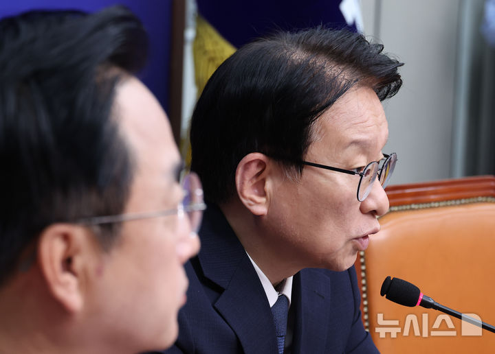 [서울=뉴시스] 최진석 기자 = 권칠승(오른쪽) 더불어민주당 정책위의장이 27일 여의도 국회에서 추석민심 관련 기자간담회를 하고 있다. 2026.09.27. myjs@newsis.com