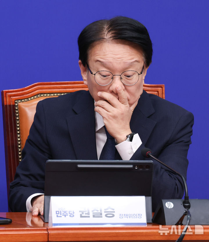 [서울=뉴시스] 최진석 기자 = 권칠승 더불어민주당 정책위의장이 27일 여의도 국회에서 열린 추석민심 관련 기자간담회에서 생각에 잠겨 있다. 2026.09.27. myjs@newsis.com