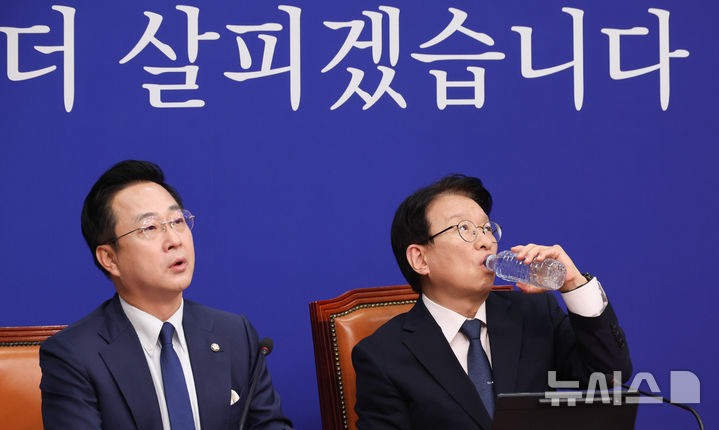 [서울=뉴시스] 최진석 기자 = 권칠승(오른쪽) 더불어민주당 정책위의장이 27일 여의도 국회에서 열린 추석민심 관련 기자간담회에서 물을 마시고 있다. 2026.09.27. myjs@newsis.com