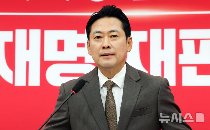 [서울=뉴시스] 최진석 기자 = 장동혁 국민의힘 대표가 27일 여의도 국회에서 현안 관련 기자회견을 하고 있다. 2026.09.27. myjs@newsis.com