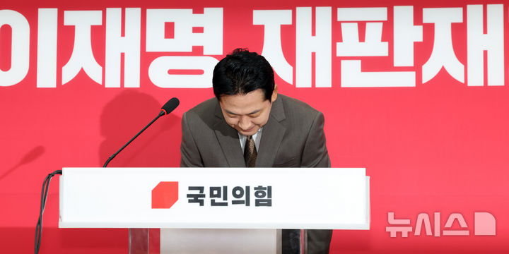 [서울=뉴시스] 최진석 기자 = 장동혁 국민의힘 대표가 27일 여의도 국회에서 현안 관련 기자회견에 앞서 인사하고 있다. 2026.09.27. myjs@newsis.com