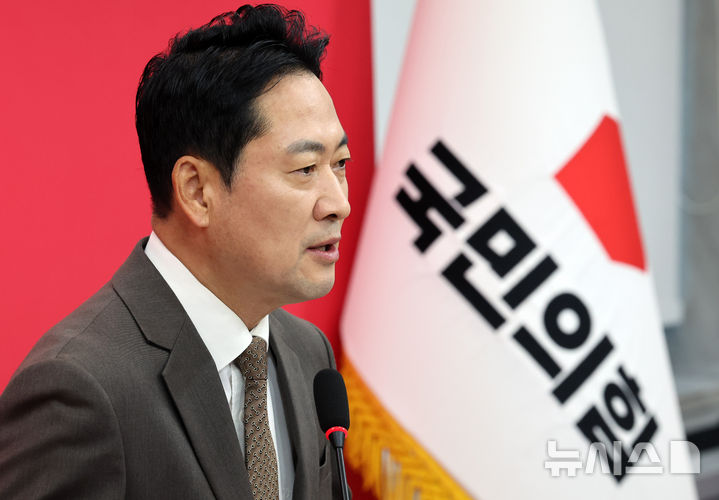 [서울=뉴시스] 최진석 기자 = 장동혁 국민의힘 대표가 27일 여의도 국회에서 현안 관련 기자회견을 하고 있다. 2026.09.27. myjs@newsis.com