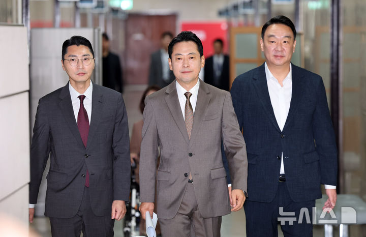[서울=뉴시스] 최진석 기자 = 장동혁 국민의힘 대표가 27일 여의도 국회에서 현안 관련 기자회견을 위해 이동하고 있다. 2026.09.27. myjs@newsis.com