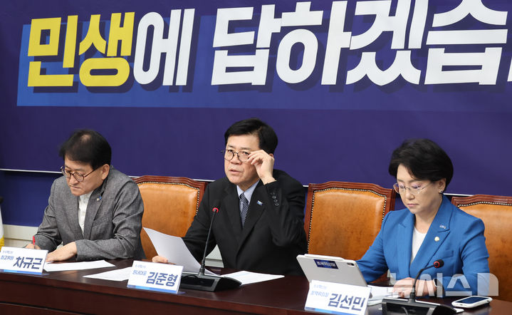 [서울=뉴시스] 최진석 기자 = 김준형(가운데) 조국혁신당 원내대표가 27일 여의도 국회에서 추석민심 관련 기자간담회를 하고 있다. 2026.09.27. myjs@newsis.com